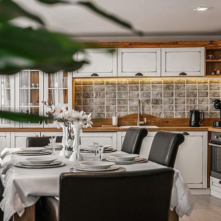 Luxurious And Royal Apartment In The Old Town Bratislava Esterno foto