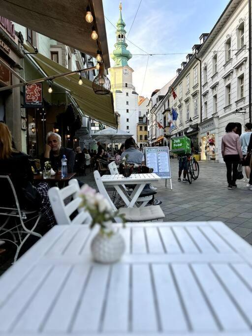 Luxurious And Royal Apartment In The Old Town Bratislava Esterno foto