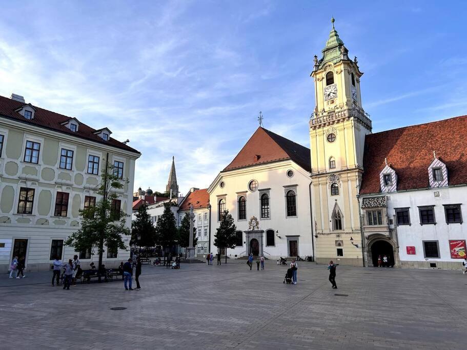 Luxurious And Royal Apartment In The Old Town Bratislava Esterno foto